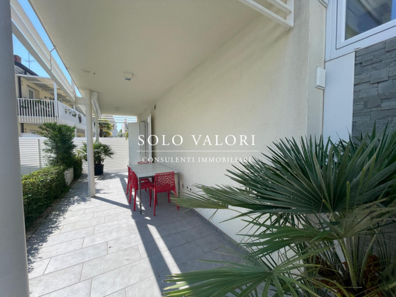 Scopri questa incantevole casa singola terratetto situata nel cuore di Jesolo, precisamente nella...