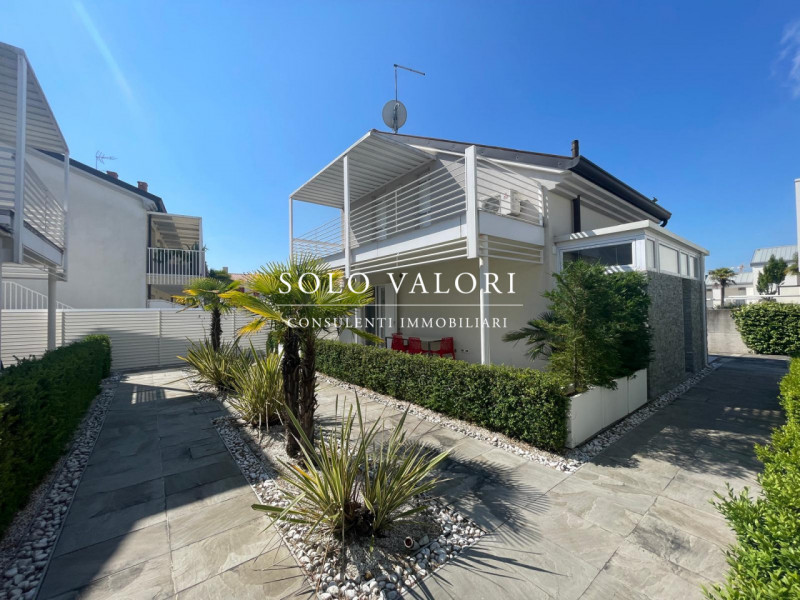 Scopri questa incantevole casa singola terratetto situata nel cuore di Jesolo, precisamente nella...