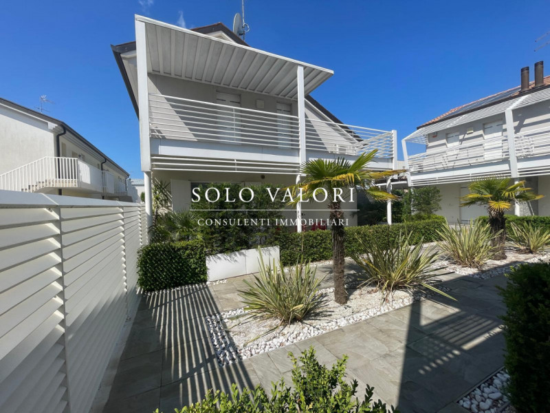 Scopri questa incantevole casa singola terratetto situata nel cuore di Jesolo, precisamente nella...