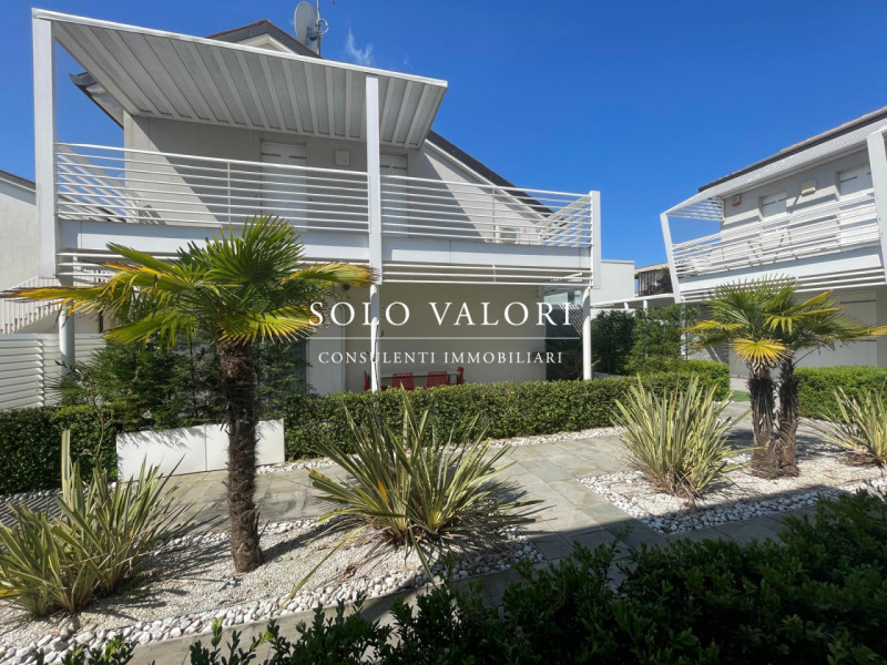 Scopri questa incantevole casa singola terratetto situata nel cuore di Jesolo, precisamente nella...