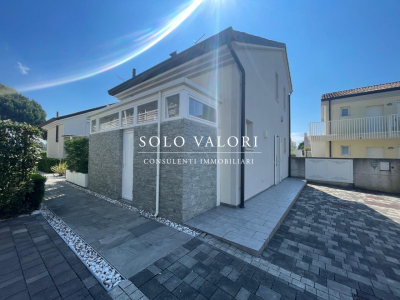 Scopri questa incantevole casa singola terratetto situata nel cuore di Jesolo, precisamente nella...