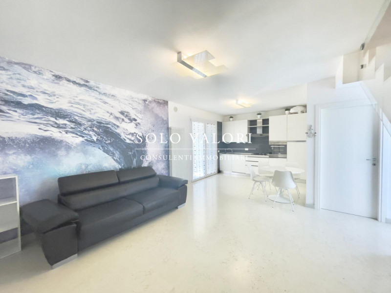 Scopri questa incantevole casa singola terratetto situata nel cuore di Jesolo, precisamente nella...