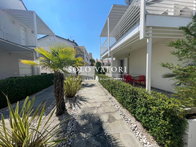 Scopri questa incantevole casa singola terratetto situata nel cuore di Jesolo, precisamente nella...