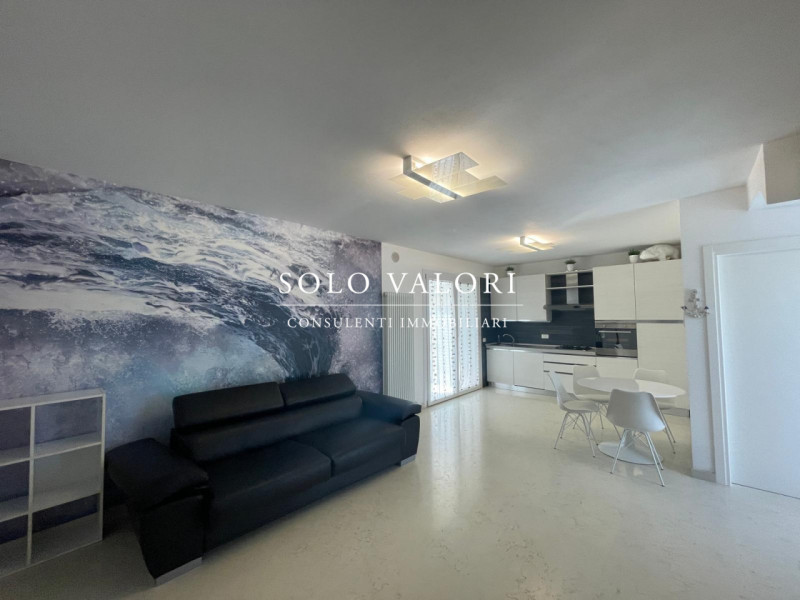 Scopri questa incantevole casa singola terratetto situata nel cuore di Jesolo, precisamente nella...