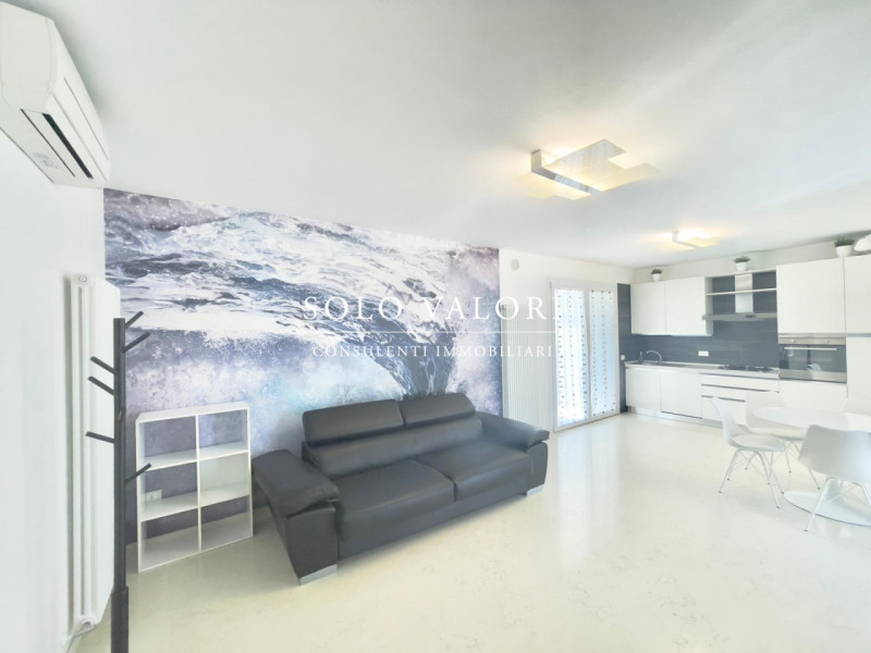 Scopri questa incantevole casa singola terratetto situata nel cuore di Jesolo, precisamente nella...