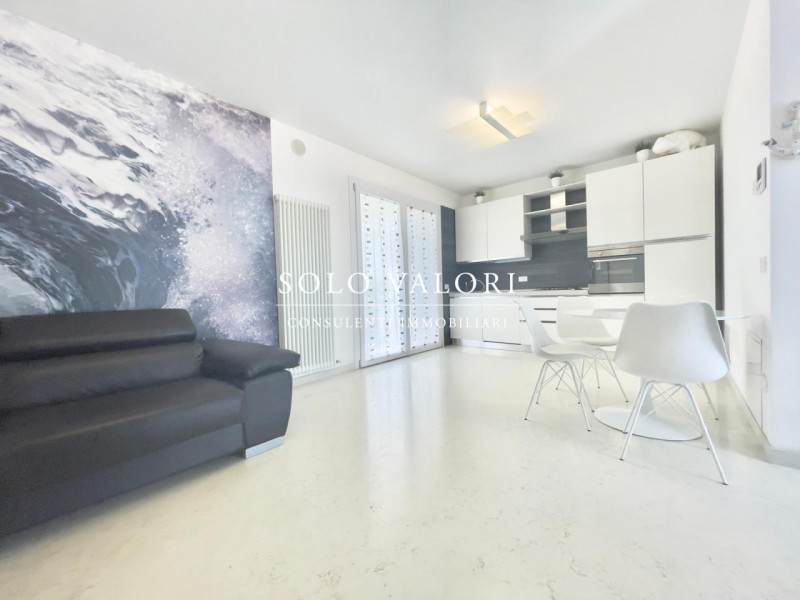 Scopri questa incantevole casa singola terratetto situata nel cuore di Jesolo, precisamente nella...