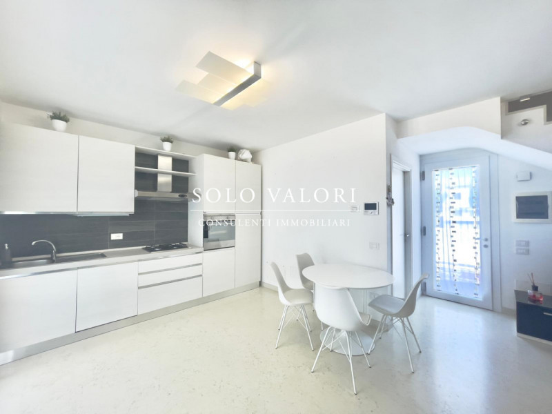 Scopri questa incantevole casa singola terratetto situata nel cuore di Jesolo, precisamente nella...