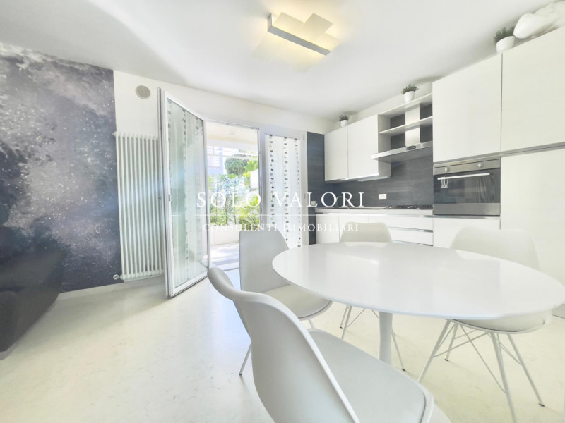 Scopri questa incantevole casa singola terratetto situata nel cuore di Jesolo, precisamente nella...