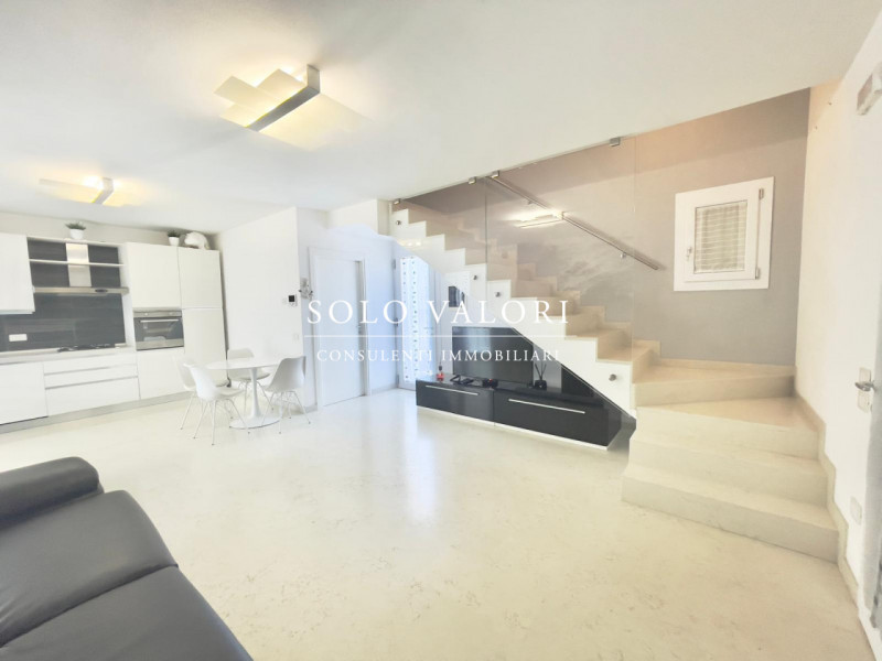 Scopri questa incantevole casa singola terratetto situata nel cuore di Jesolo, precisamente nella...