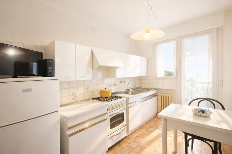 In una posizione strategica e ben servita, a ridosso delle mura, appartamento situato ai piani al...