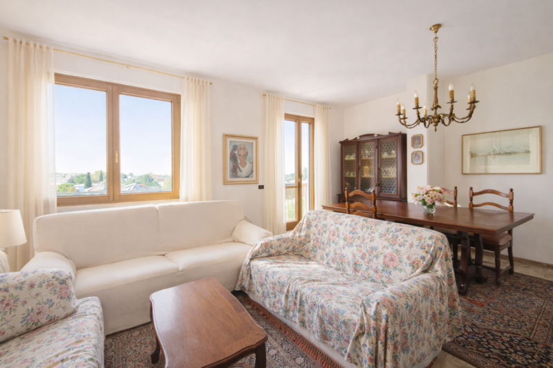 In una posizione strategica e ben servita, a ridosso delle mura, appartamento situato ai piani al...