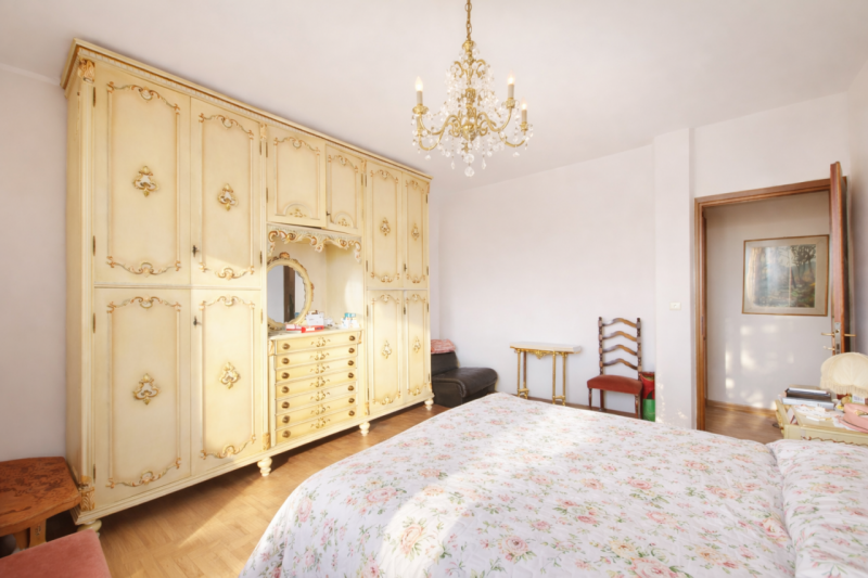 In una posizione strategica e ben servita, a ridosso delle mura, appartamento situato ai piani al...