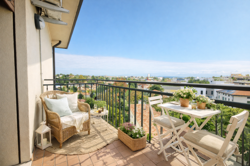 In una posizione strategica e ben servita, a ridosso delle mura, appartamento situato ai piani al...