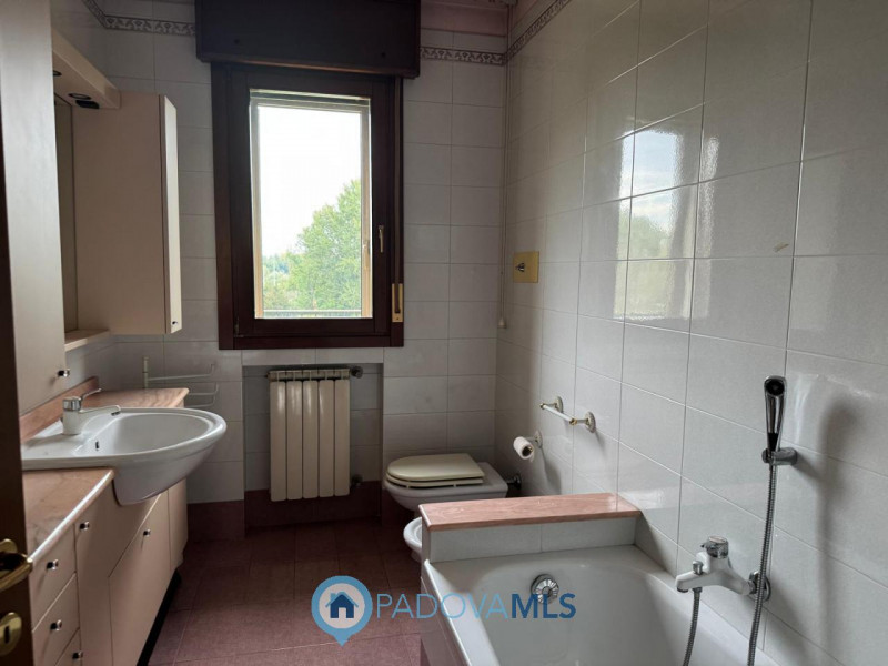 Immobile in esclusiva al Gruppo Padova MLS
In zona Mortise, proponiamo in vendita un luminoso app...