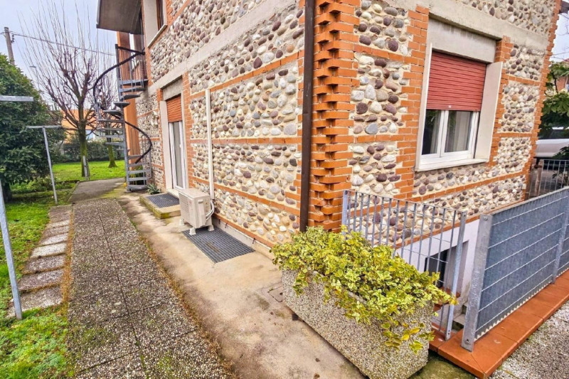 Quest’immobile viene venduto tramite asta online.

Quota di villetta sita a Nove (VI), via Antoni...