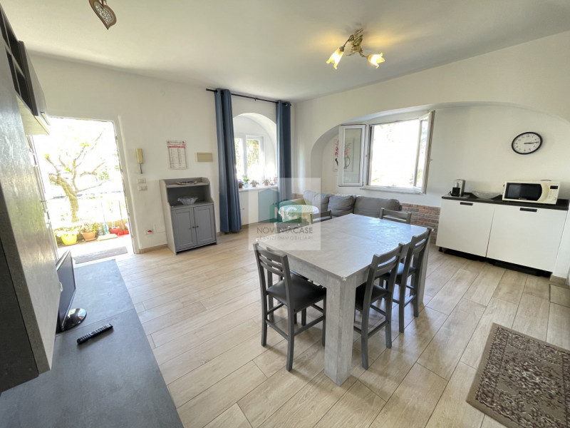 Forio! Proponiamo in vendita un'intera bifamiliare, completamente ristrutturata nel 2006. Questa ...