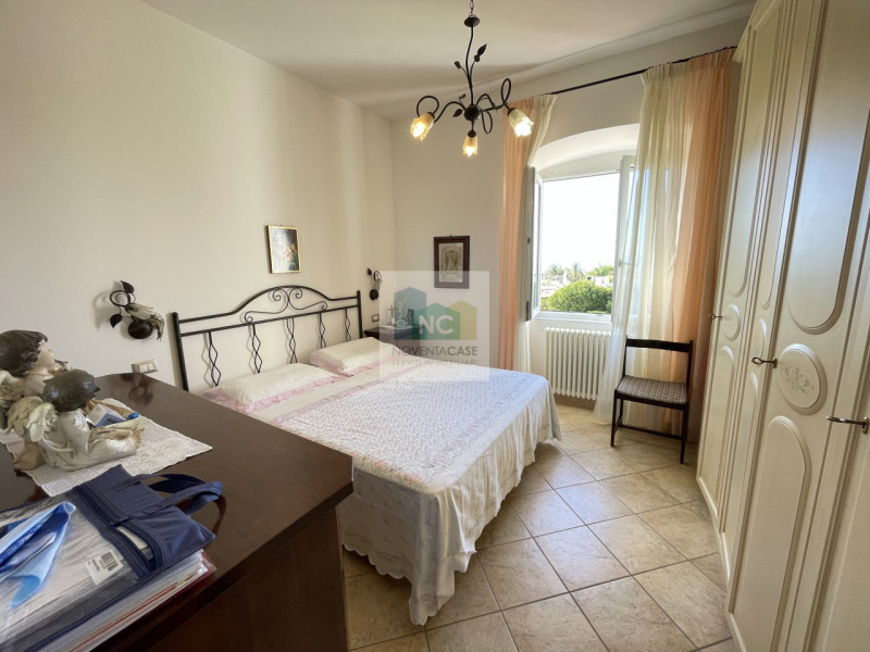 Forio! Proponiamo in vendita un'intera bifamiliare, completamente ristrutturata nel 2006. Questa ...