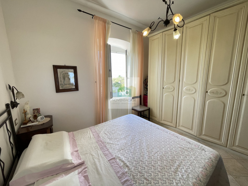 Forio! Proponiamo in vendita un'intera bifamiliare, completamente ristrutturata nel 2006. Questa ...