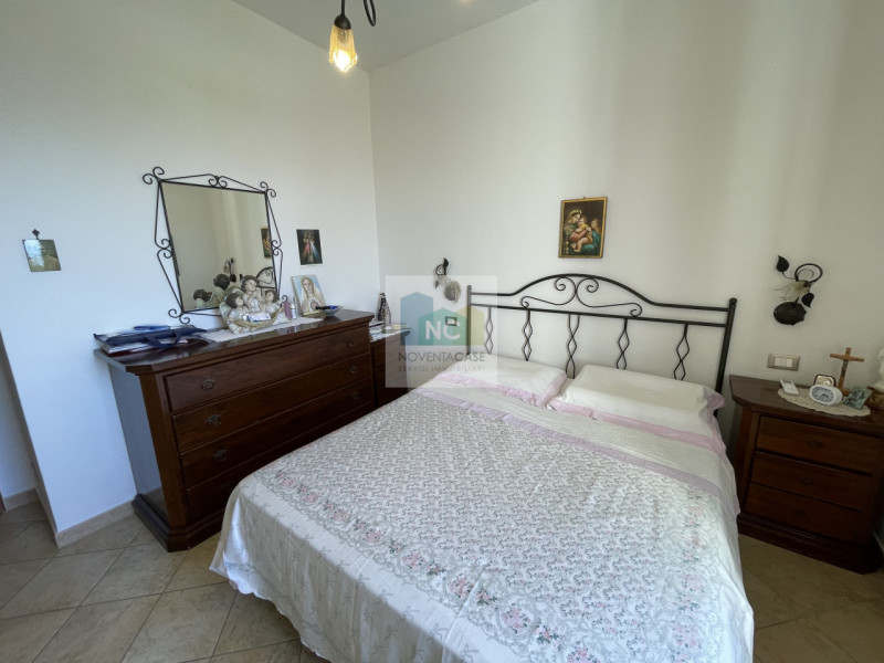 Forio! Proponiamo in vendita un'intera bifamiliare, completamente ristrutturata nel 2006. Questa ...