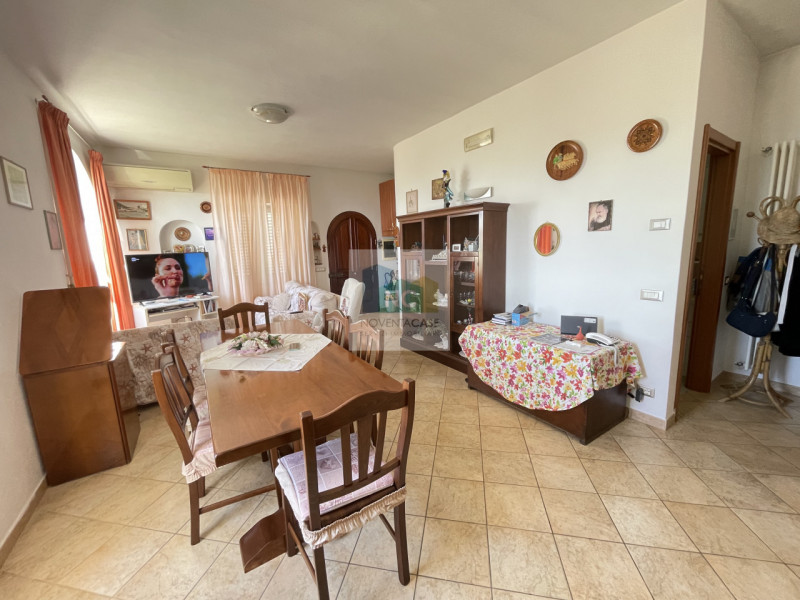 Forio! Proponiamo in vendita un'intera bifamiliare, completamente ristrutturata nel 2006. Questa ...