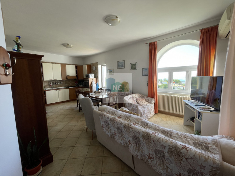 Forio! Proponiamo in vendita un'intera bifamiliare, completamente ristrutturata nel 2006. Questa ...