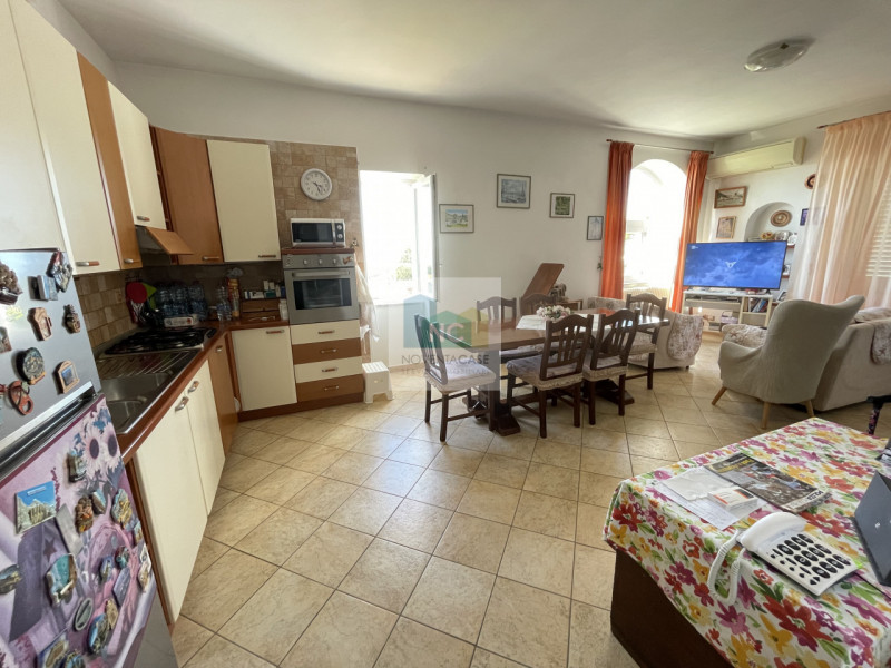 Forio! Proponiamo in vendita un'intera bifamiliare, completamente ristrutturata nel 2006. Questa ...