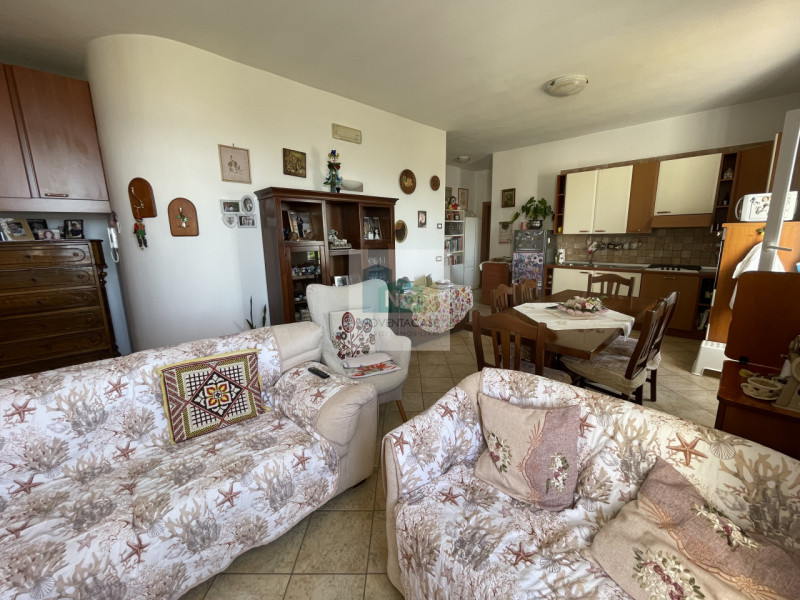 Forio! Proponiamo in vendita un'intera bifamiliare, completamente ristrutturata nel 2006. Questa ...