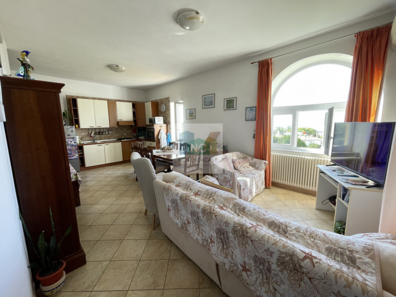 Forio! Proponiamo in vendita un'intera bifamiliare, completamente ristrutturata nel 2006. Questa ...