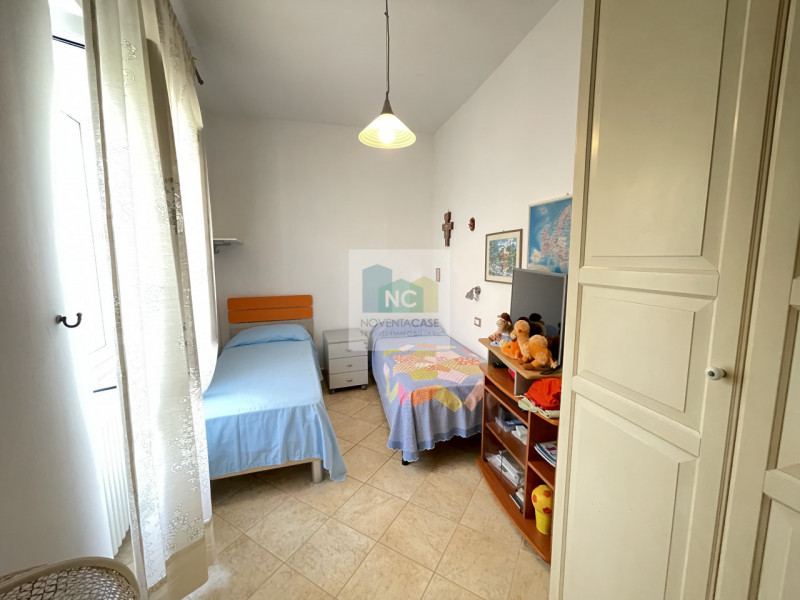 Forio! Proponiamo in vendita un'intera bifamiliare, completamente ristrutturata nel 2006. Questa ...