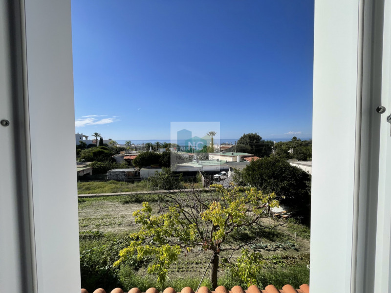 Forio! Proponiamo in vendita un'intera bifamiliare, completamente ristrutturata nel 2006. Questa ...