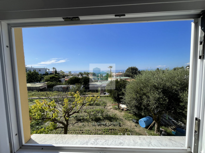 Forio! Proponiamo in vendita un'intera bifamiliare, completamente ristrutturata nel 2006. Questa ...