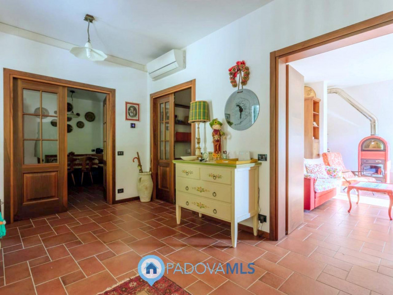 Immobile in esclusiva al Gruppo Padova MLS

Galzignano Terme: Villa contemporanea situata in posi...