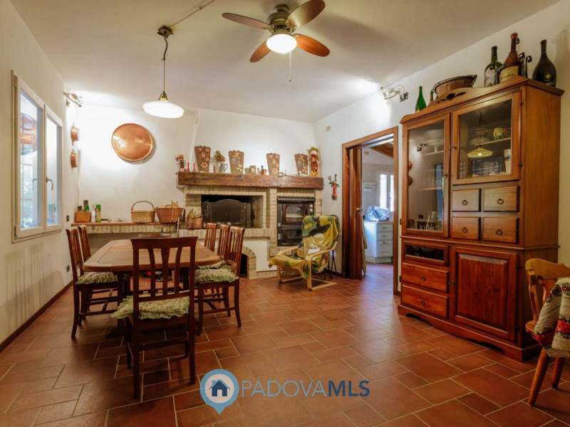 Immobile in esclusiva al Gruppo Padova MLS

Galzignano Terme: Villa contemporanea situata in posi...