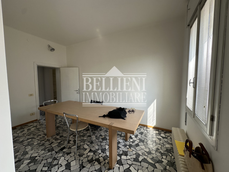 SAN FRANCESCO: In contesto signorile proponiamo in affitto tricamere completamente ristrutturato,...