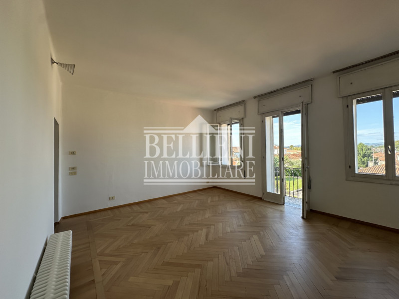 SAN FRANCESCO: In contesto signorile proponiamo in affitto tricamere completamente ristrutturato,...