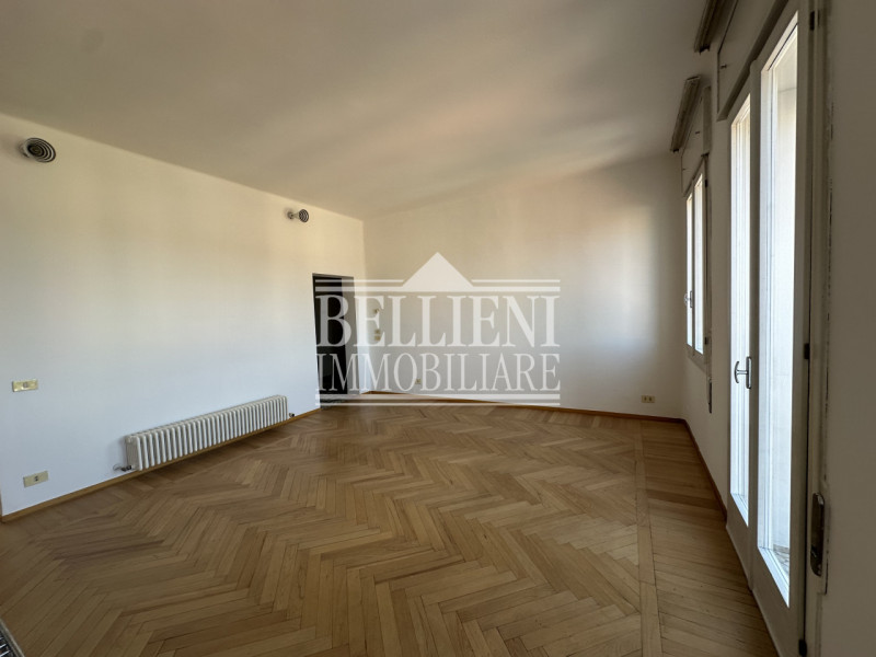 SAN FRANCESCO: In contesto signorile proponiamo in affitto tricamere completamente ristrutturato,...