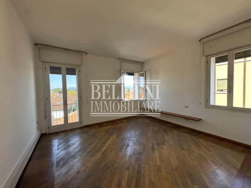 SAN FRANCESCO: In contesto signorile proponiamo in affitto tricamere completamente ristrutturato,...