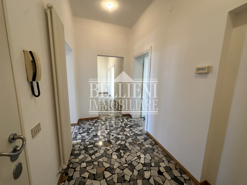 SAN FRANCESCO: In contesto signorile proponiamo in affitto tricamere completamente ristrutturato,...