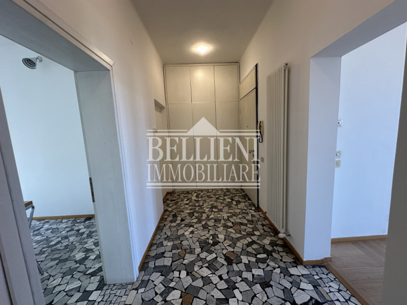 SAN FRANCESCO: In contesto signorile proponiamo in affitto tricamere completamente ristrutturato,...