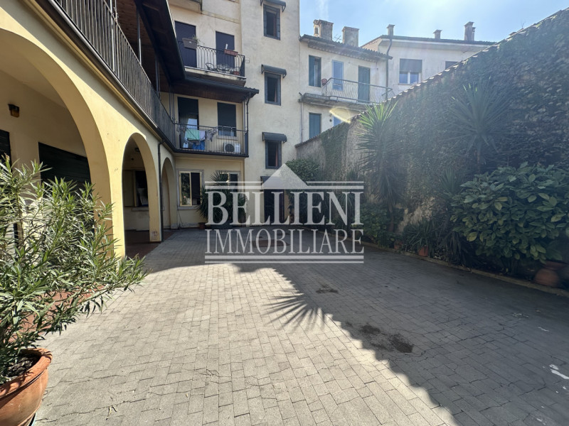 SAN FRANCESCO: In contesto signorile proponiamo in affitto tricamere completamente ristrutturato,...