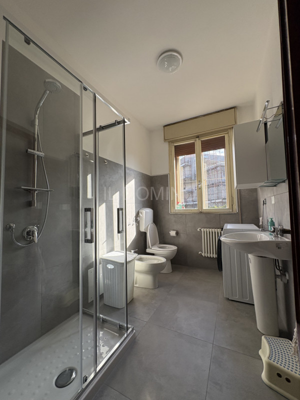 Su palazzina di solo 2 unità, in centro alla Sacra Famiglia, libero da subito appartamento arreda...