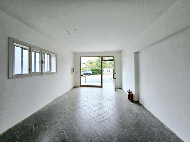 A Este, in una via di forte passaggio veicolare, proponiamo in affitto negozio al piano terra.
Il...