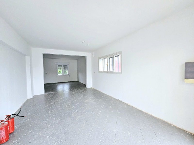 A Este, in una via di forte passaggio veicolare, proponiamo in affitto negozio al piano terra.
Il...