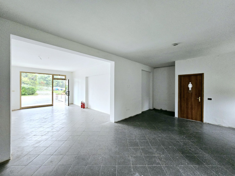 A Este, in una via di forte passaggio veicolare, proponiamo in affitto negozio al piano terra.
Il...