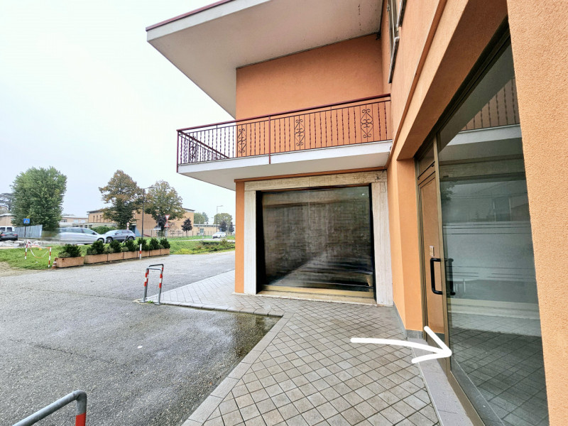 A Este, in una via di forte passaggio veicolare, proponiamo in affitto negozio al piano terra.
Il...