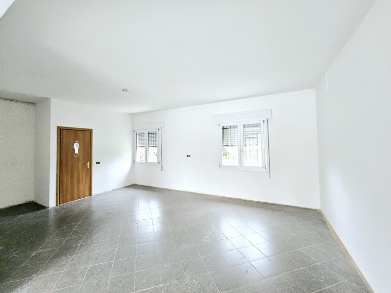 A Este, in una via di forte passaggio veicolare, proponiamo in affitto negozio al piano terra.
Il...