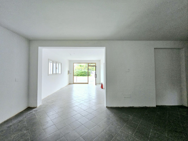 A Este, in una via di forte passaggio veicolare, proponiamo in affitto negozio al piano terra.
Il...