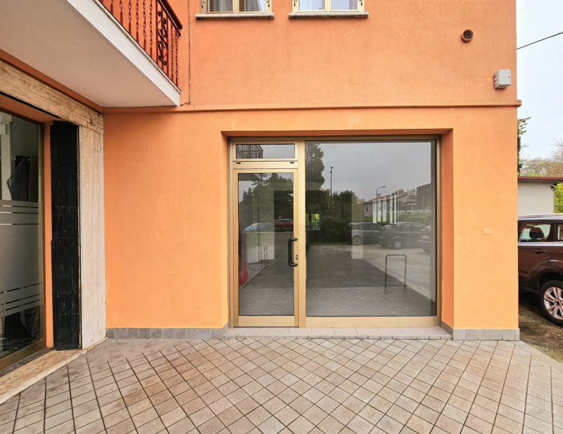 A Este, in una via di forte passaggio veicolare, proponiamo in affitto negozio al piano terra.
Il...