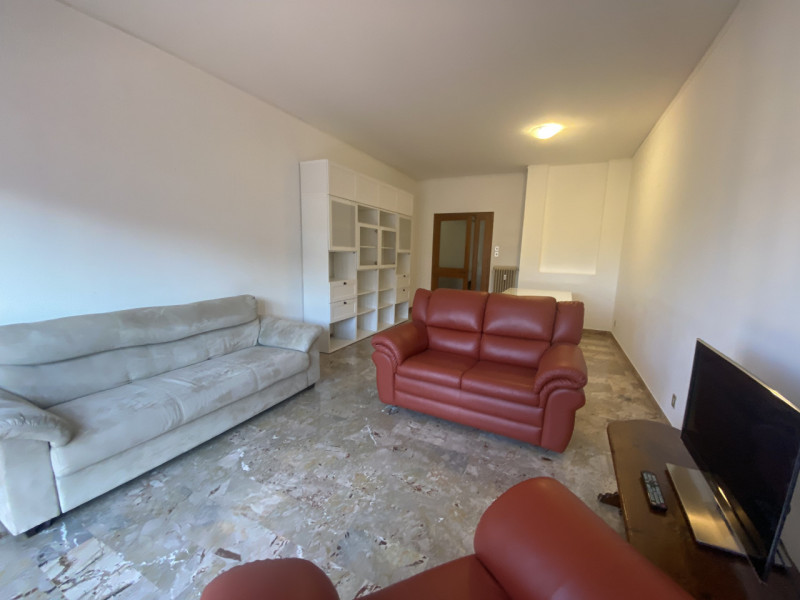 Laterale via Sorio via Peschiera in Appartamento arredato con aria condizionata con salone cucina...