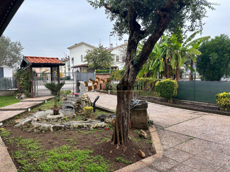 A Lonigo, in una zona semi-centrale tranquilla ma comoda a tutti i servizi, proponiamo in vendita...